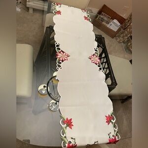 Christmas Poinsettias Table Runner new no tag
